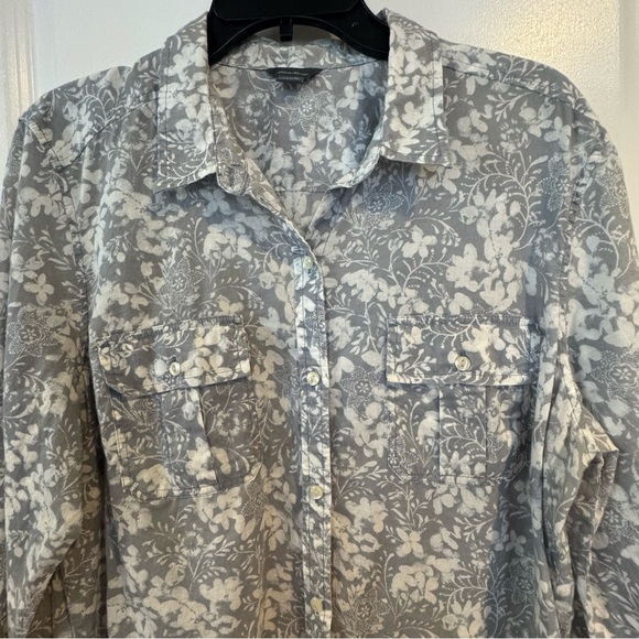 Eddie Bauer lightweight 100% cotton gray cream off white floral button up blouse - Picture 3 of 8